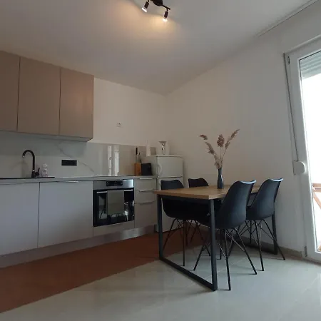 Apartament Danica *